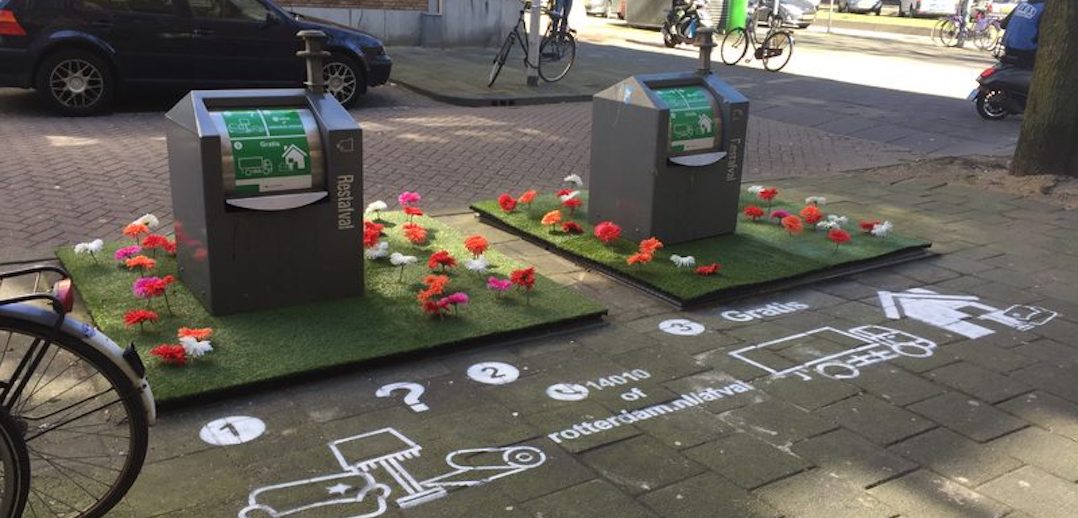 In Rotterdam zijn verschillende afvalcontainers aangekleed met kunstgras met bloemen en buxushagen, bedoeld om de stroom afval die naast de container belandt te verminderen. Resultaat: de eerste maand trof de gemeente 75 procent minder afval aan rond de aangeklede containers, drie maanden later is de hoeveelheid afgenomen met 85 procent.