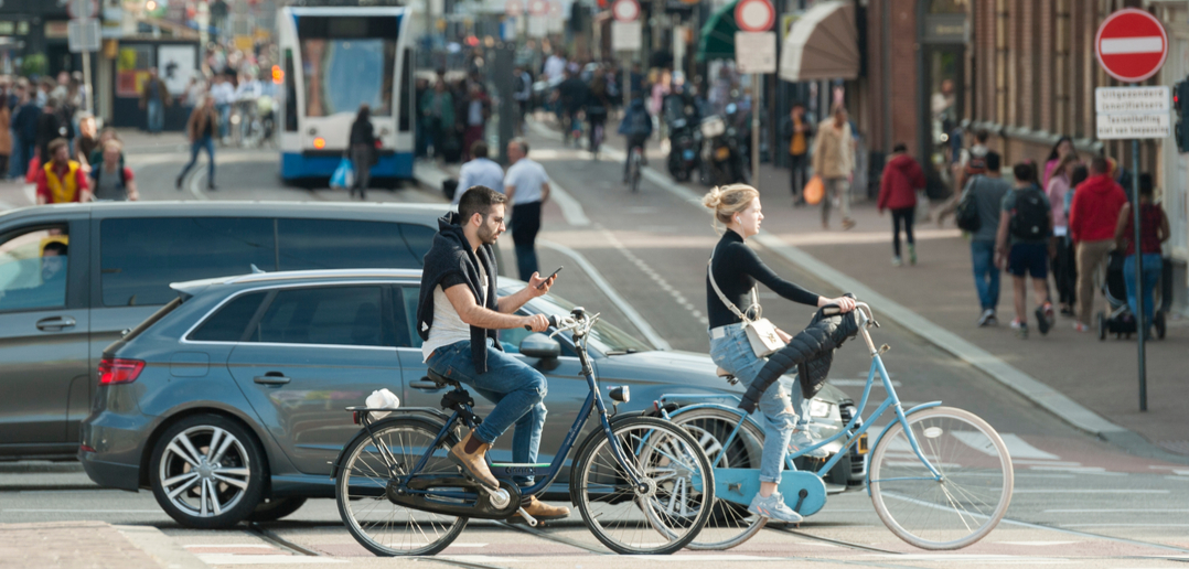 bar constant voorkant Regeling nodig voor handhaving app-verbod op de fiets - Gemeente.nu
