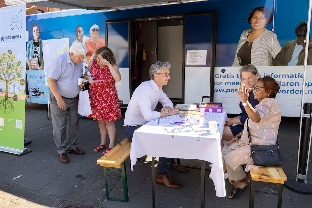 Credits: ‘Fotostudio Wierd’. Wethouder Rinze Broekema in gesprek met een inwoner.